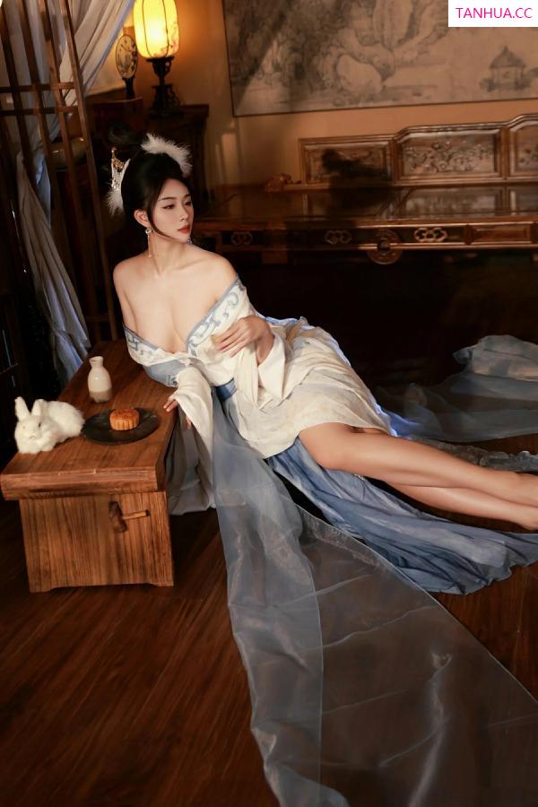   [XiuRen]高清写真图 2025.09.30 No.10835 南乔 中秋主题第9张图片